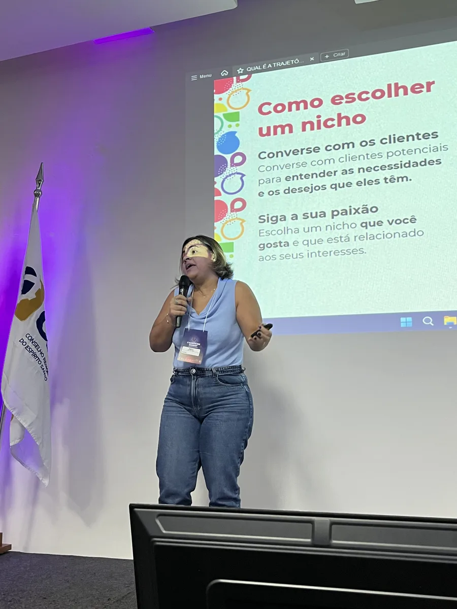 Marta Giove palestrando em evento da DPG Educação